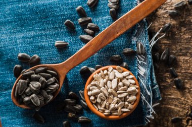 Taze ayçiçeği tohumu ve yağ. Tahta kasede kabuklu ayçekirdeği..