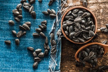 Taze ayçiçeği tohumu ve yağ. Tahta kasede kabuklu ayçekirdeği..