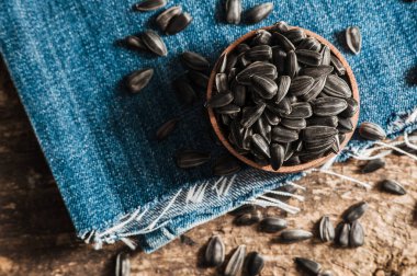 Taze ayçiçeği tohumu ve yağ. Tahta kasede kabuklu ayçekirdeği..