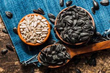 Taze ayçiçeği tohumu ve yağ. Tahta kasede kabuklu ayçekirdeği..