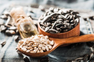 Taze ayçiçeği tohumu ve yağ. Tahta kasede kabuklu ayçekirdeği..