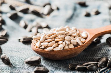 Taze ayçiçeği tohumu ve yağ. Tahta kasede kabuklu ayçekirdeği..