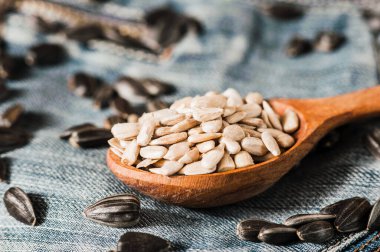 Taze ayçiçeği tohumu ve yağ. Tahta kasede kabuklu ayçekirdeği..