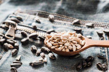 Taze ayçiçeği tohumu ve yağ. Tahta kasede kabuklu ayçekirdeği..