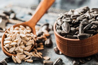 Taze ayçiçeği tohumu ve yağ. Tahta kasede kabuklu ayçekirdeği..