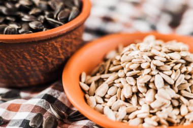 Taze ayçiçeği tohumu ve yağ. Tahta kasede kabuklu ayçekirdeği..