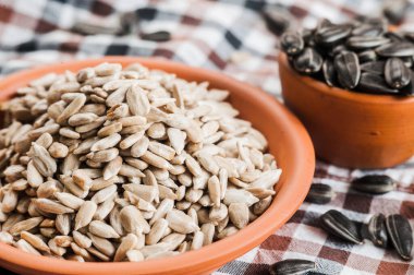 Taze ayçiçeği tohumu ve yağ. Tahta kasede kabuklu ayçekirdeği..