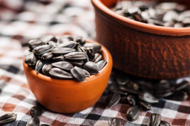 Taze ayçiçeği tohumu ve yağ. Tahta kasede kabuklu ayçekirdeği..