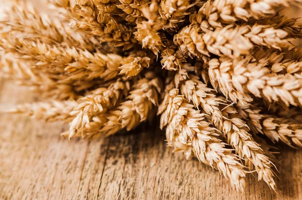 木のテーブルの上の穀物と小麦粉 — ストック写真