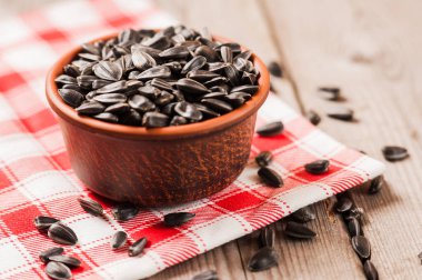 Taze ayçiçeği tohumu ve yağ. Tahta kasede kabuklu ayçekirdeği..