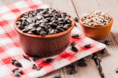 Taze ayçiçeği tohumu ve yağ. Tahta kasede kabuklu ayçekirdeği..