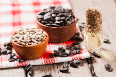 Taze ayçiçeği tohumu ve yağ. Tahta kasede kabuklu ayçekirdeği..