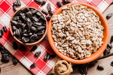 Taze ayçiçeği tohumu ve yağ. Tahta kasede kabuklu ayçekirdeği..