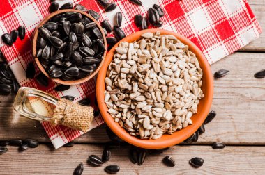 Taze ayçiçeği tohumu ve yağ. Tahta kasede kabuklu ayçekirdeği..