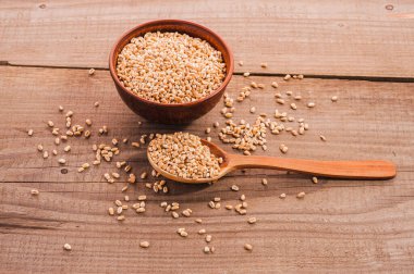 Tahta masadaki buğday kasesi