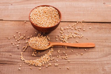 Tahta masadaki buğday kasesi