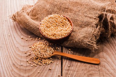 Tahta masadaki buğday kasesi