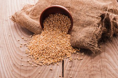 Tahta masadaki buğday kasesi