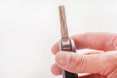 Bir adam bir araba satın aldı. Arabanın anahtarları. Beyaz arka planda izole edilmiş.