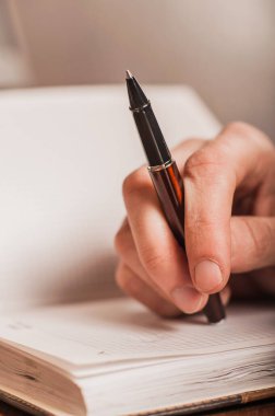 Çevrimiçi mali işlemleri kavramsallaştırmak, tartışırken finansal analiz yapan işadamı, marka tanıtım bütçesinin planlanması, sosyal medyada şirket bilincinin artırılması