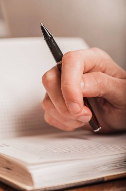 Çevrimiçi mali işlemleri kavramsallaştırmak, tartışırken finansal analiz yapan işadamı, marka tanıtım bütçesinin planlanması, sosyal medyada şirket bilincinin artırılması