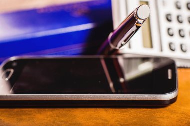 İş, kalem, hesap makinesi, not defteri, ofis malzemeleri.