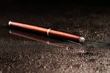  Siyah arkaplan üzerine kalem. Reklam için yaratıcı fikirler.