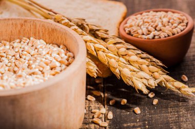   taze buğday taneleri ve un 