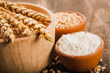 Taze buğday taneleri ve un fotoğrafı. 