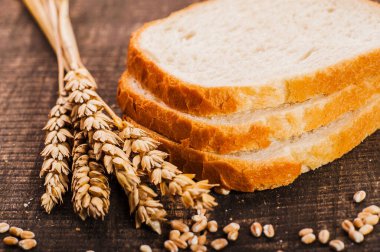 Tahtada dilimlenmiş taze ekmek, ekmek kabuğu, lezzetli, yakın plan.