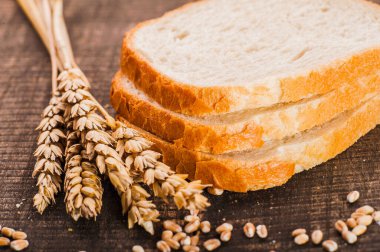 Tahtada dilimlenmiş taze ekmek, ekmek kabuğu, lezzetli, yakın plan.