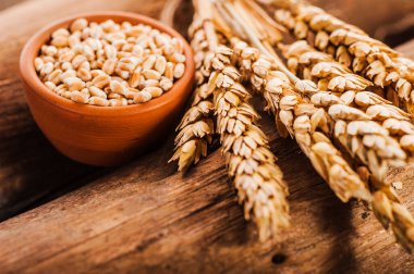 Tahtada dilimlenmiş taze ekmek, ekmek kabuğu, lezzetli, yakın plan.