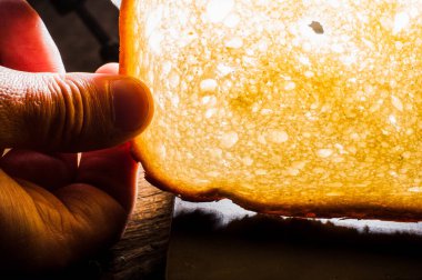 Tahtada dilimlenmiş taze ekmek, ekmek kabuğu, lezzetli, yakın plan.