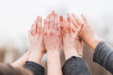 Eller gençlerin doğada, takım kavramı