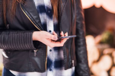 Bir kızın elinde cep telefonu