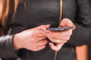 Bir kızın elinde cep telefonu