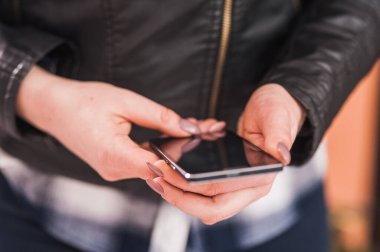 Bir kızın elinde cep telefonu