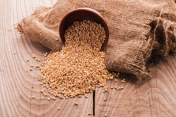 Tahta masadaki buğday kasesi