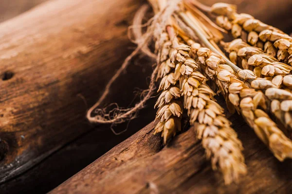 Tahta masada ceviz ve buğday kasesi.