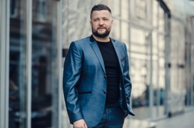 İş adamı gülümseyerek bir ortak toplantısı bekliyor..