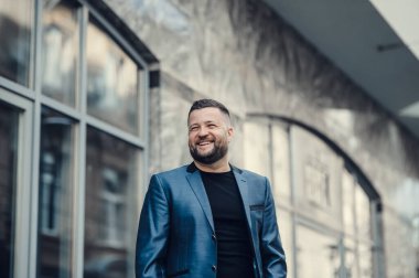 İş adamı gülümseyerek bir ortak toplantısı bekliyor..