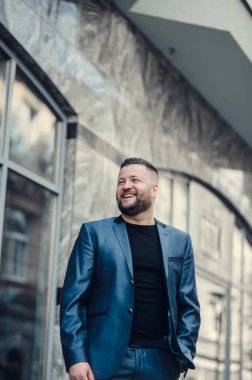 İş adamı gülümseyerek bir ortak toplantısı bekliyor..