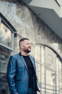 İş adamı gülümseyerek bir ortak toplantısı bekliyor..