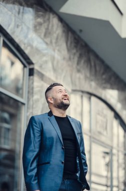 İş adamı gülümseyerek bir ortak toplantısı bekliyor..