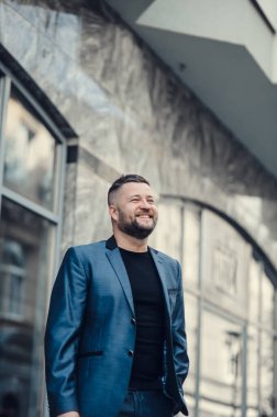 İş adamı gülümseyerek bir ortak toplantısı bekliyor..