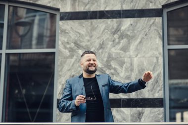 İş adamı toplantı için bekliyor. Adam el sallıyor..