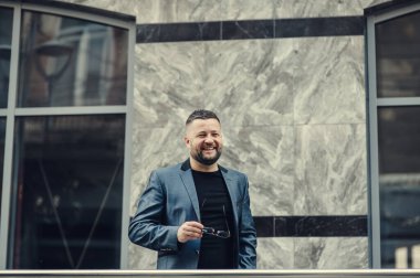 İş adamı toplantı için bekliyor. Adam el sallıyor..