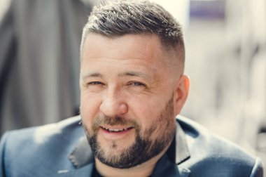 Güzel bir adamın portresi..