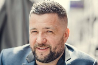 Güzel bir adamın portresi..