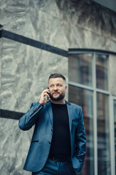 Homem Negócios Fala Telefone Numa Reunião Homem Acena Gestos Atraente — Fotografia de Stock